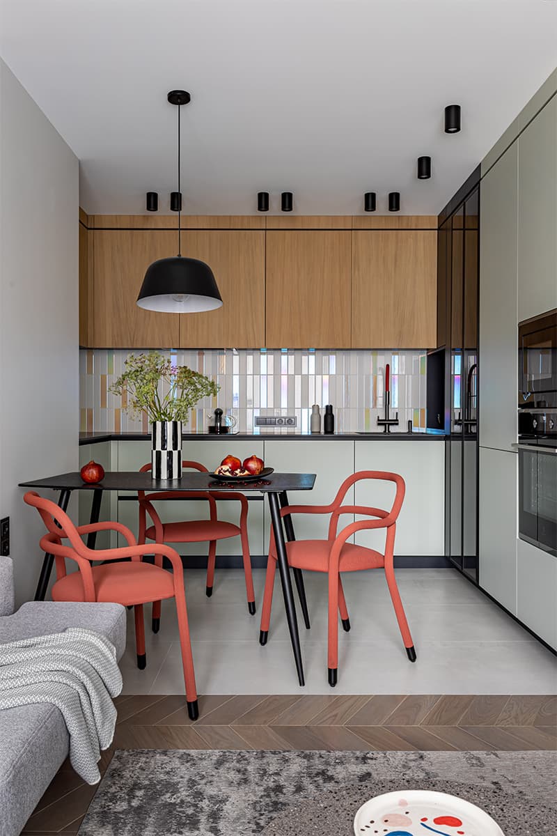 Яркие краски и графичные светильники в интерьере квартиры для музыканта — проект ESTE Design