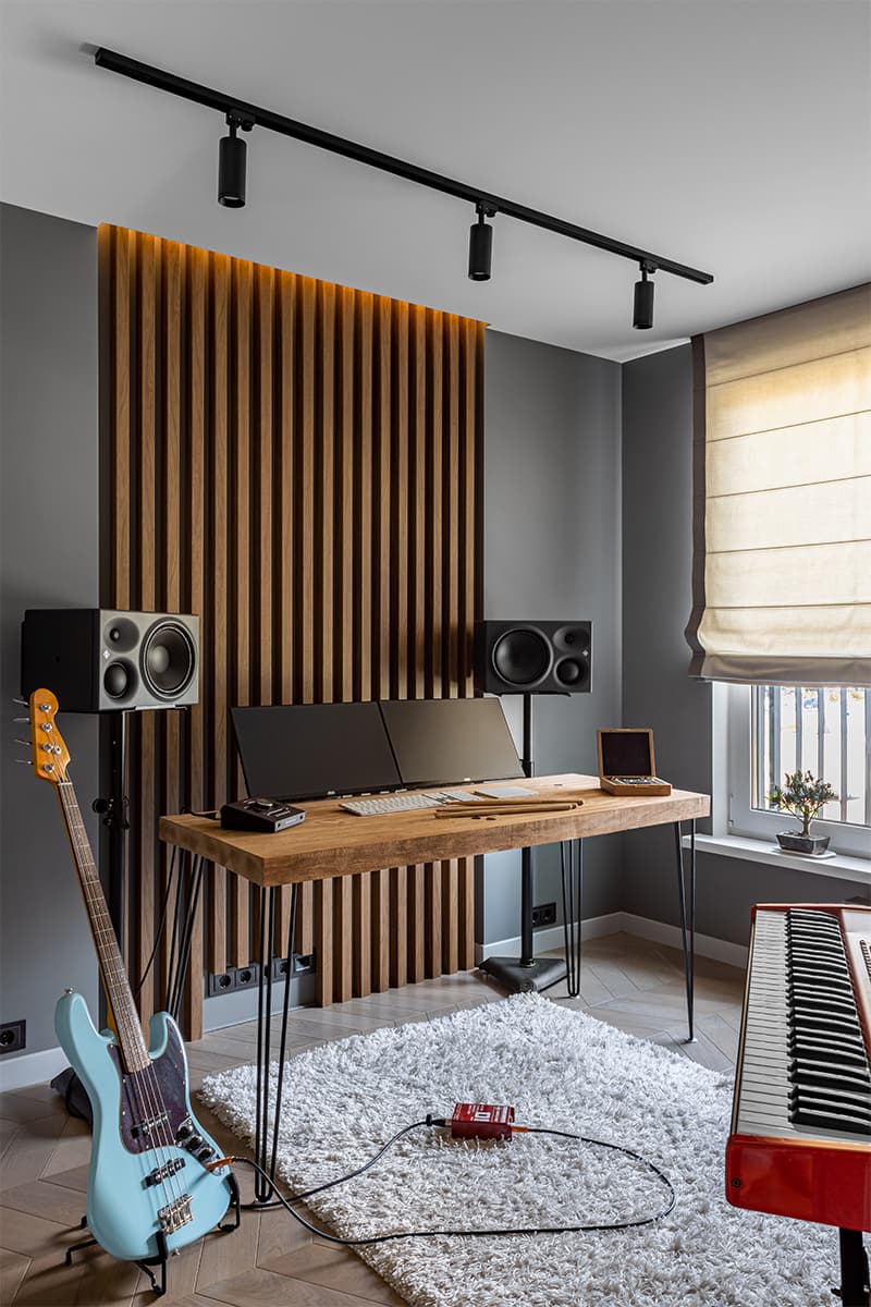 Яркие краски и графичные светильники в интерьере квартиры для музыканта — проект ESTE Design