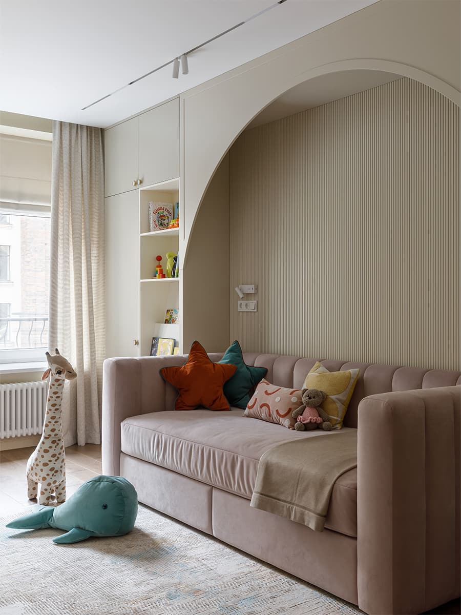 Лаконичный интерьер семейной квартиры с обилием дерева — проект студии MAD ABOUT INTERIOR