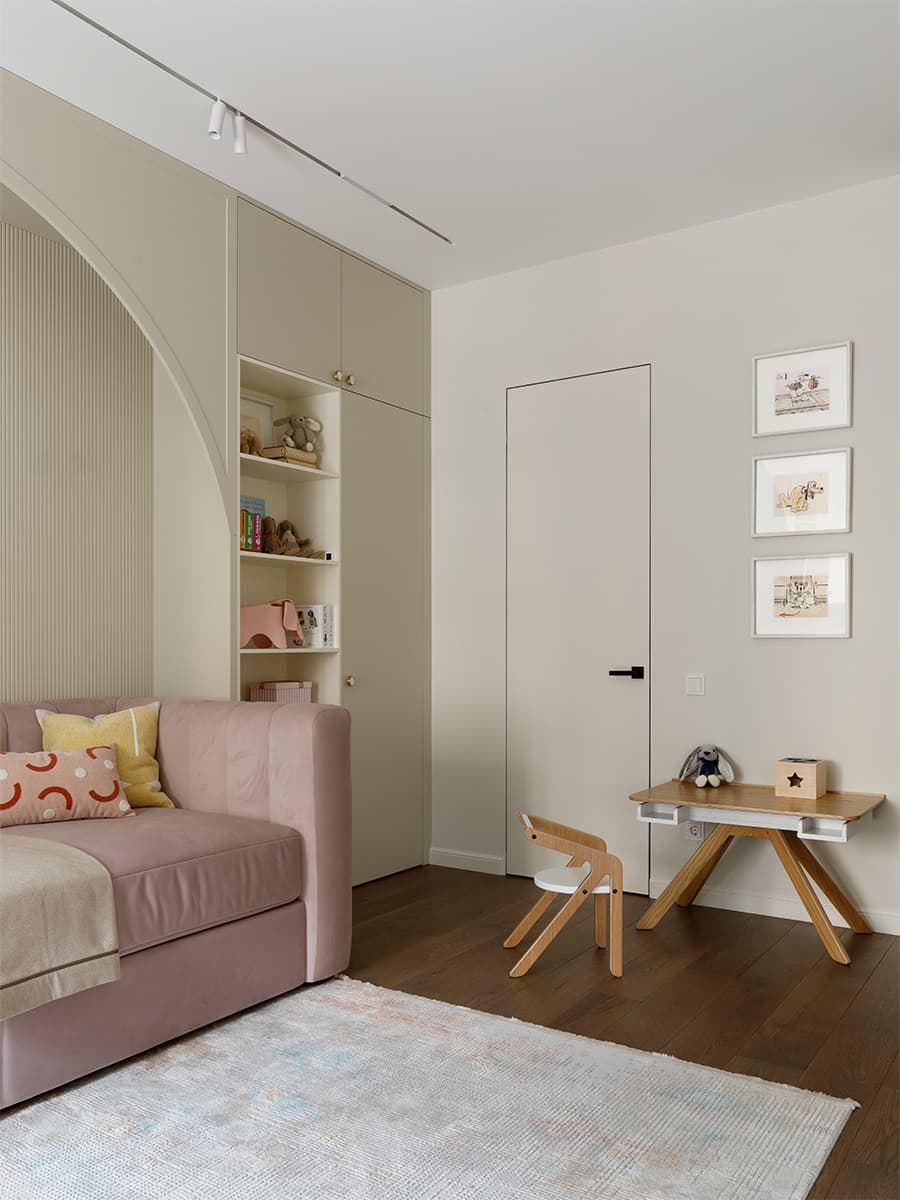 Лаконичный интерьер семейной квартиры с обилием дерева — проект студии MAD ABOUT INTERIOR