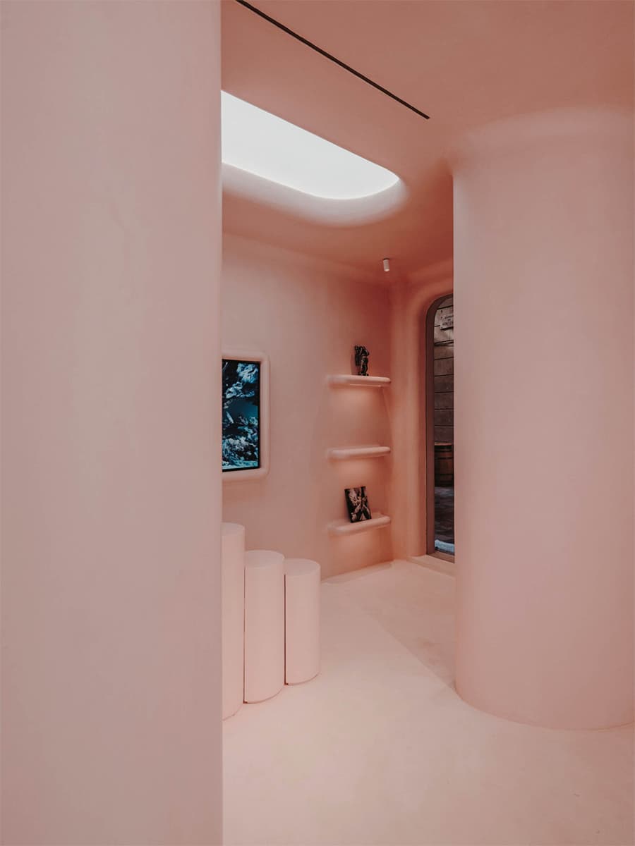 Сквозь розовые очки: фантазийный интерьер концепт-стора в Барселоне — проект Изерна Серры и студии Six N. Five