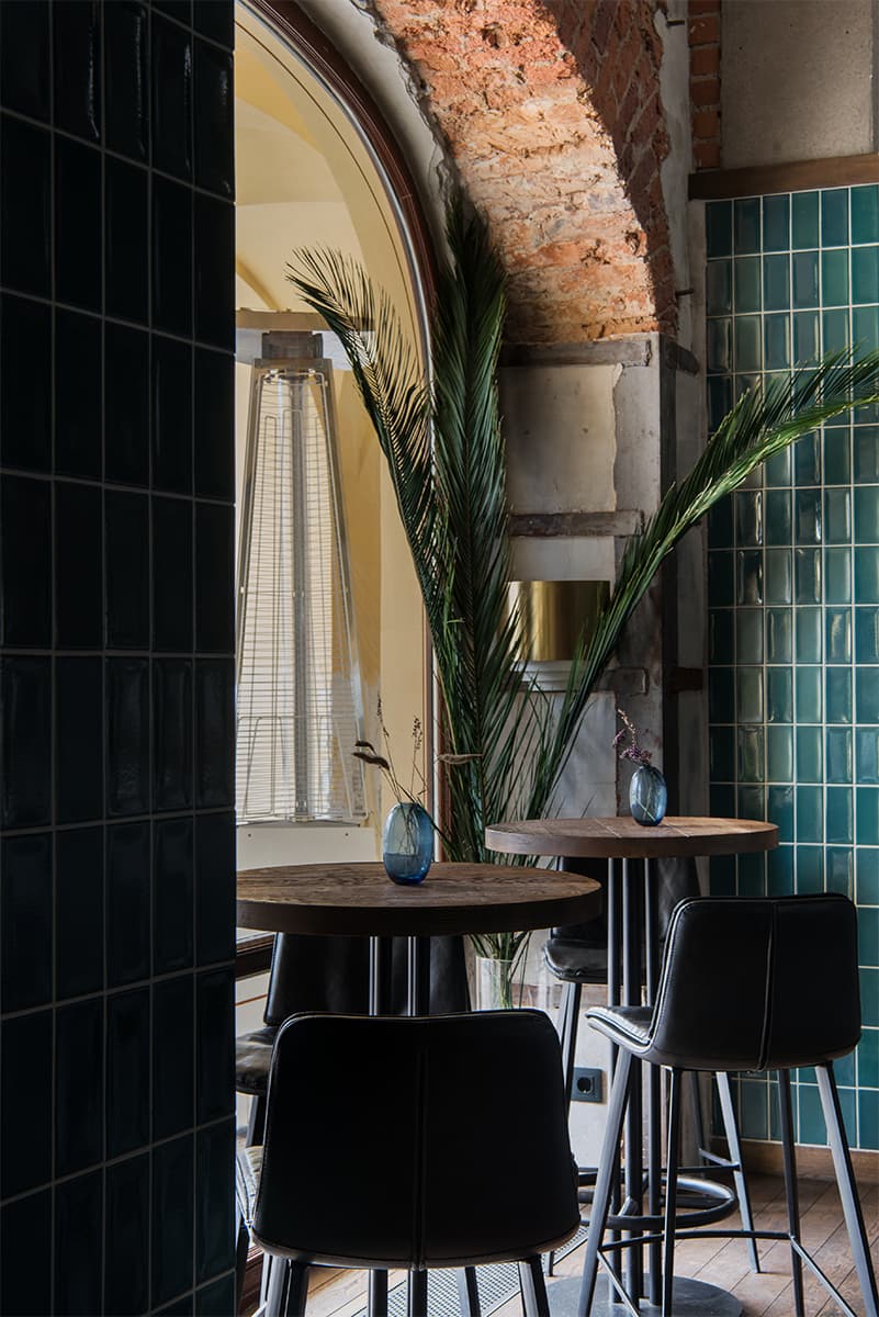 Изумрудные, золотистые и серые тона в интерьере петербургского паба — проект PAUM Design