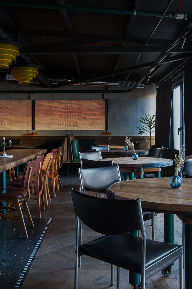 Изумрудные, золотистые и серые тона в интерьере петербургского паба — проект PAUM Design