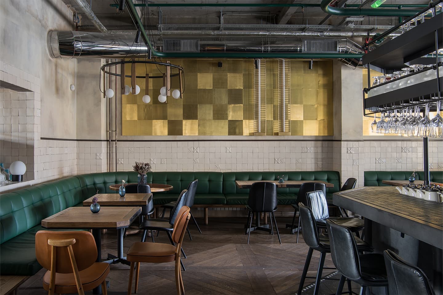 Изумрудные, золотистые и серые тона в интерьере петербургского паба — проект PAUM Design