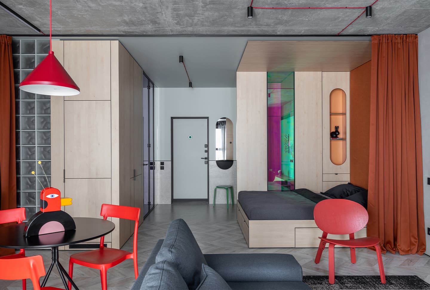 Обилие цветов в интерьере квартиры-студии — проект Екатерины и Алексея Савицких