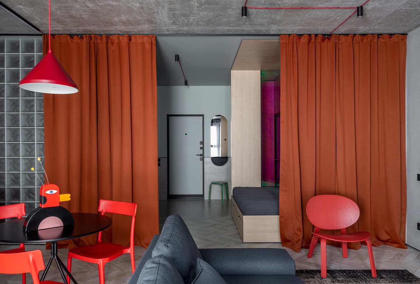 Обилие цветов в интерьере квартиры-студии — проект Екатерины и Алексея Савицких