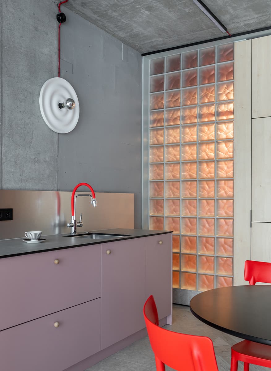 Обилие цветов в интерьере квартиры-студии — проект Екатерины и Алексея Савицких