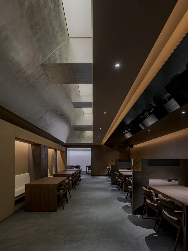 Благородный интерьер корейского ресторана с камерными приватными зонами — проект Design Studio Minwoo