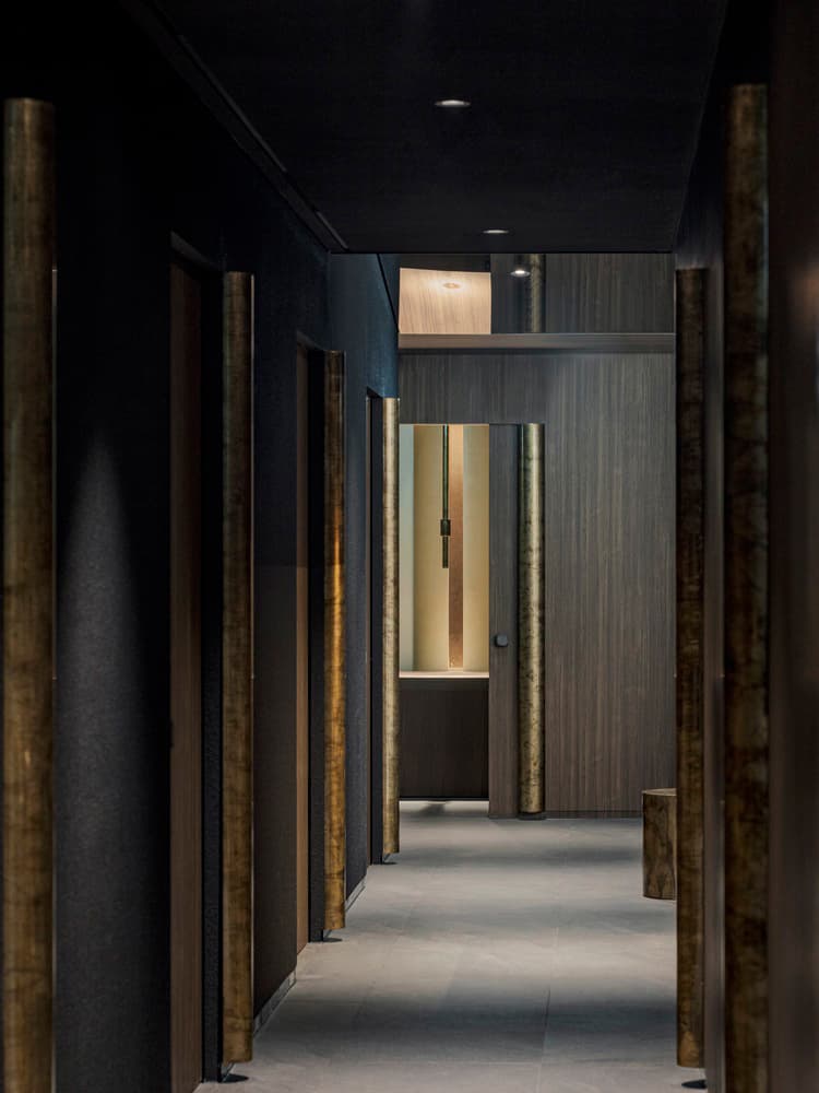 Благородный интерьер корейского ресторана с камерными приватными зонами — проект Design Studio Minwoo