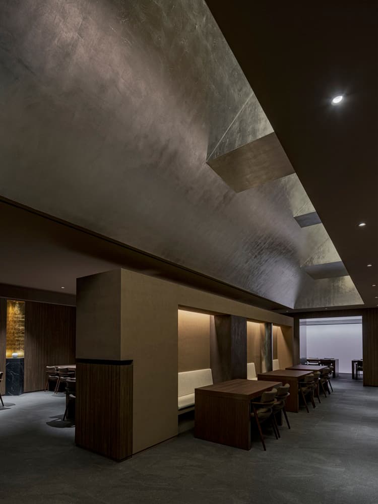 Благородный интерьер корейского ресторана с камерными приватными зонами — проект Design Studio Minwoo