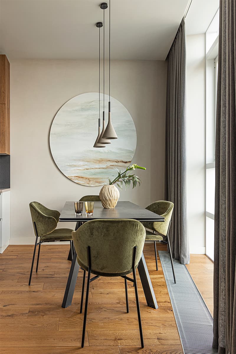 Светлый интерьер квартиры с панорамными окнами и зеленой обеденной группой — проект студии «Точка дизайна»