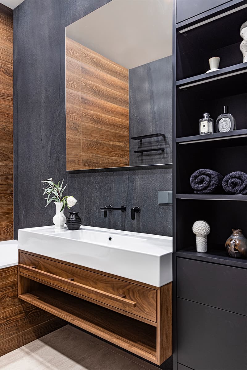 Светлый интерьер квартиры с панорамными окнами и зеленой обеденной группой — проект студии «Точка дизайна»