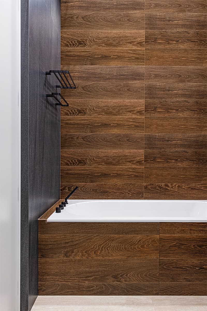 Светлый интерьер квартиры с панорамными окнами и зеленой обеденной группой — проект студии «Точка дизайна»