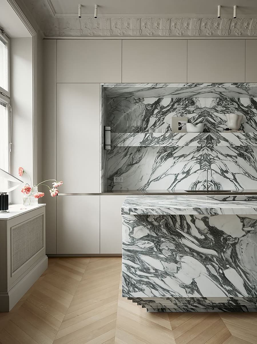Акцентный мрамор в интерьере квартиры с историческими деталями — проект дизайн-студии AO/JN Interiors