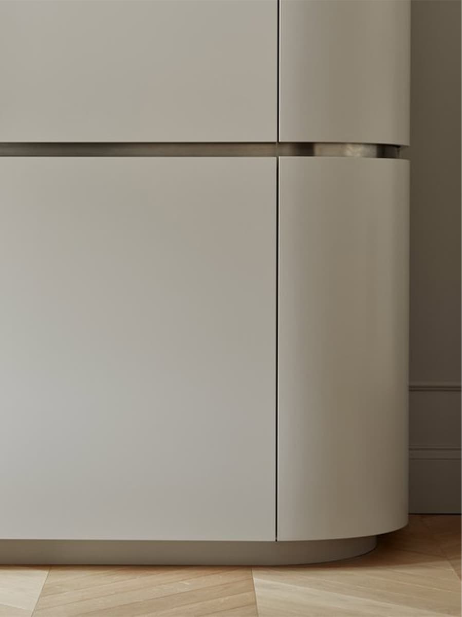 Акцентный мрамор в интерьере квартиры с историческими деталями — проект дизайн-студии AO/JN Interiors