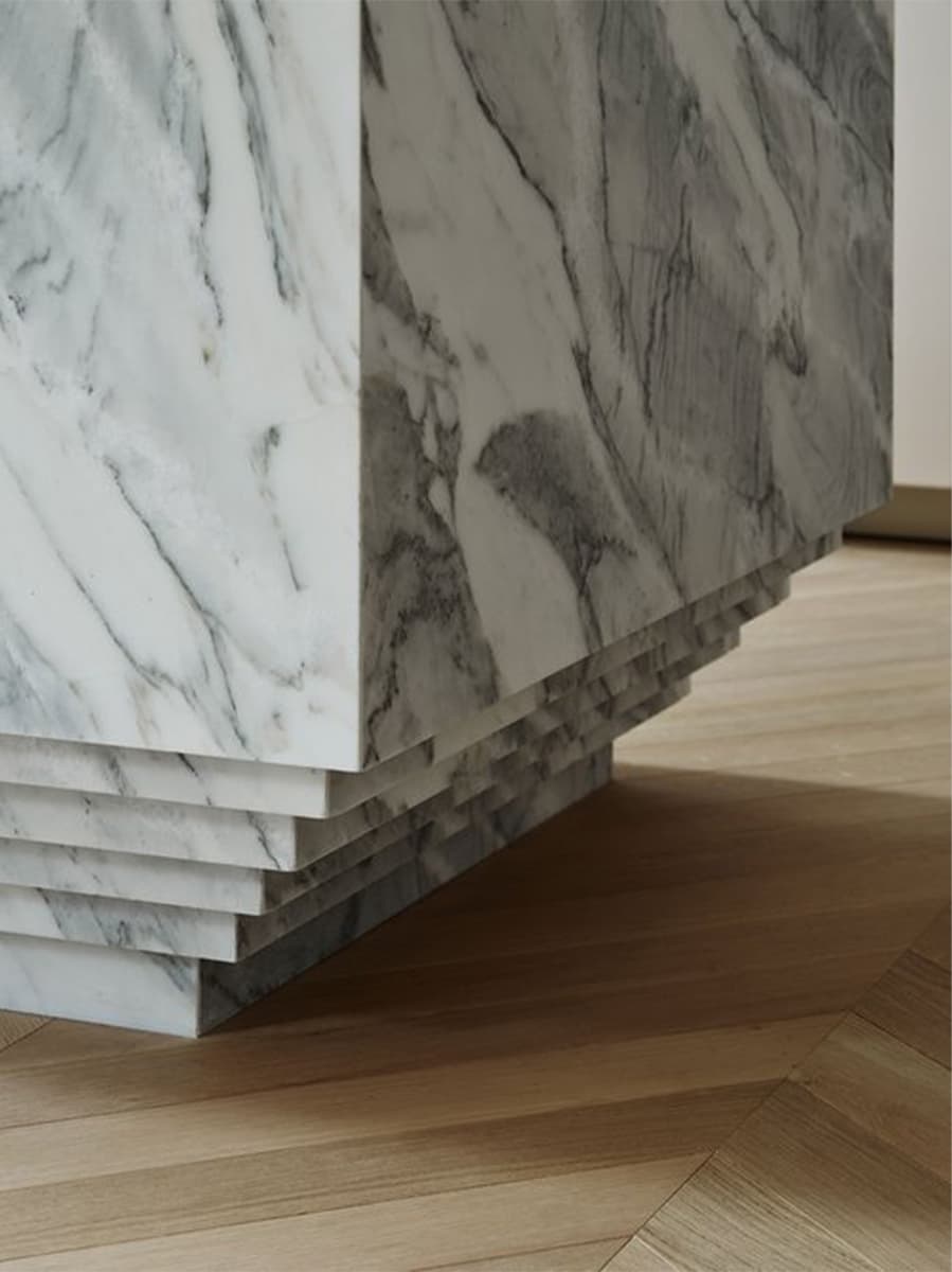 Акцентный мрамор в интерьере квартиры с историческими деталями — проект дизайн-студии AO/JN Interiors