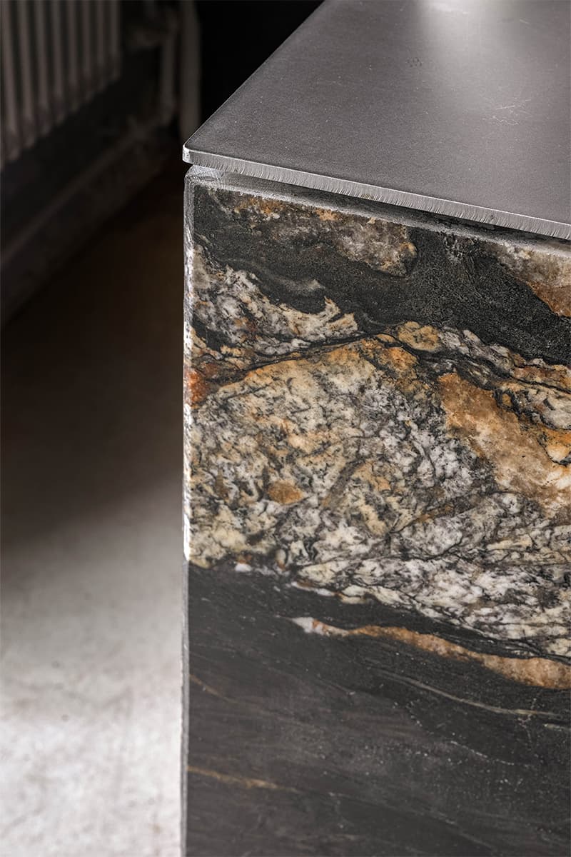 Чувственный интерьер кофейни в брутальной эстетике — проект студии Kidz