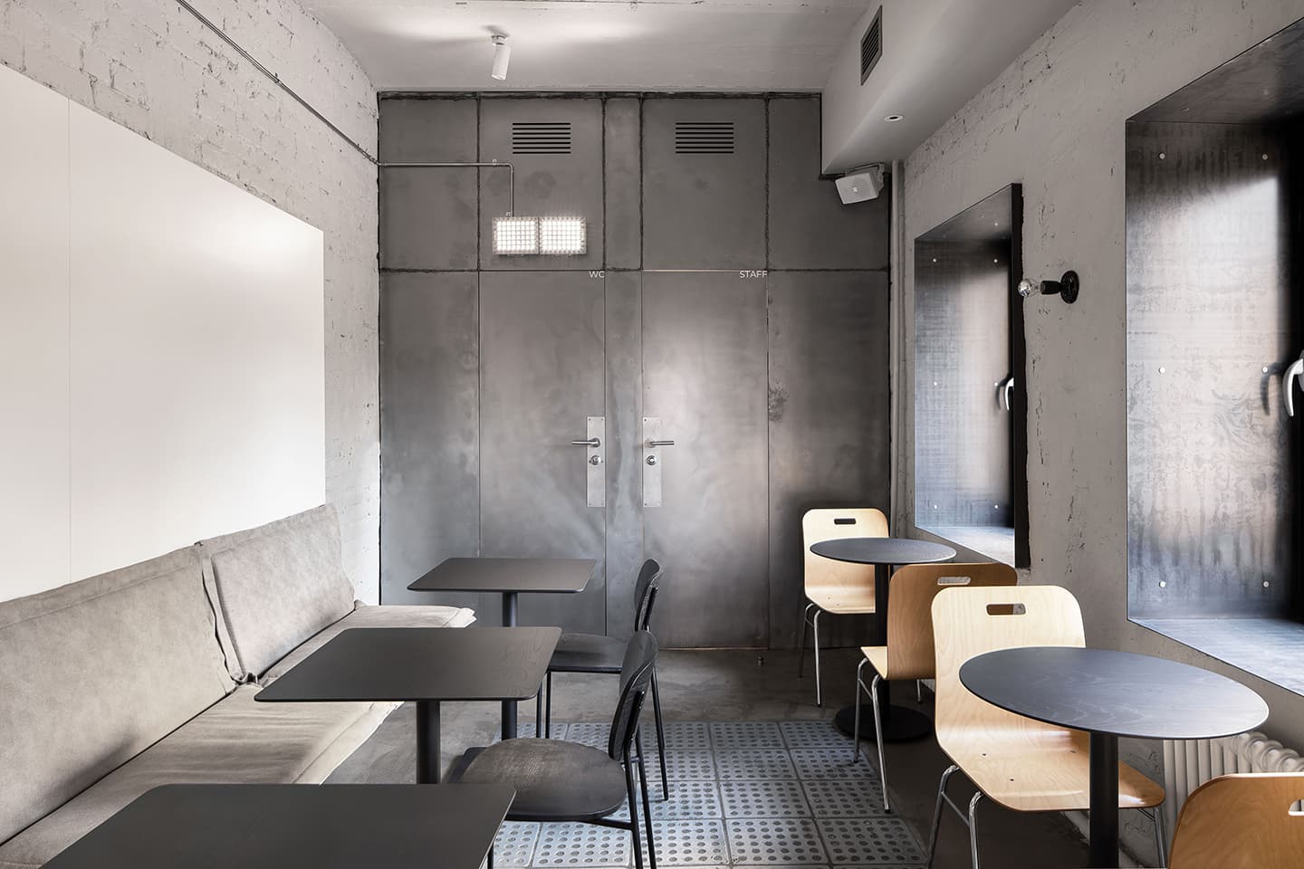 Чувственный интерьер кофейни в брутальной эстетике — проект студии Kidz