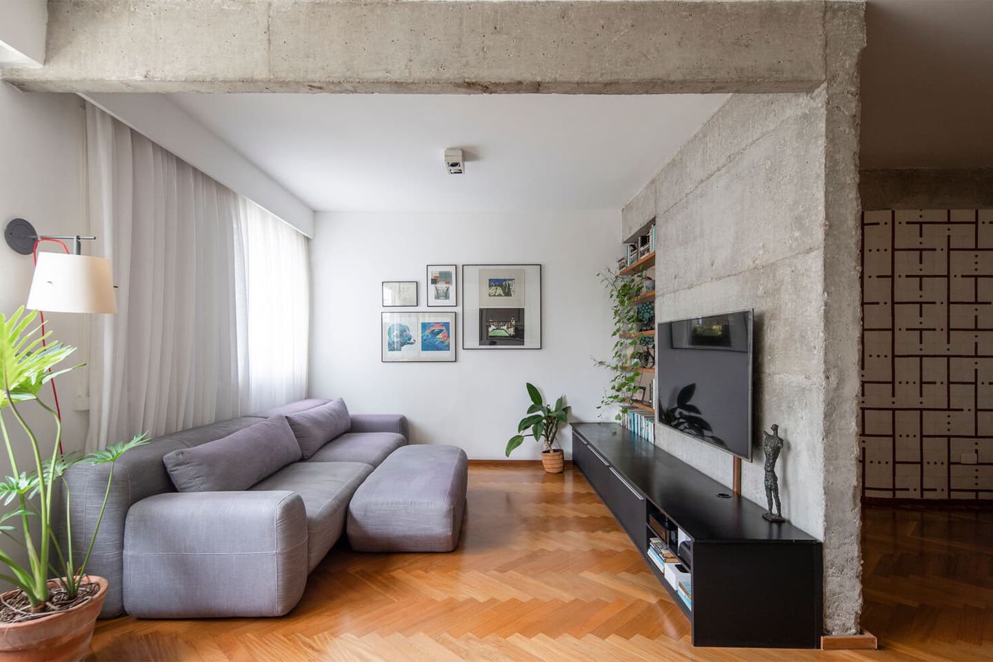 Умиротворяющий интерьер бразильской квартиры с акцентной радиусной перегородкой — проект Андре Беккера