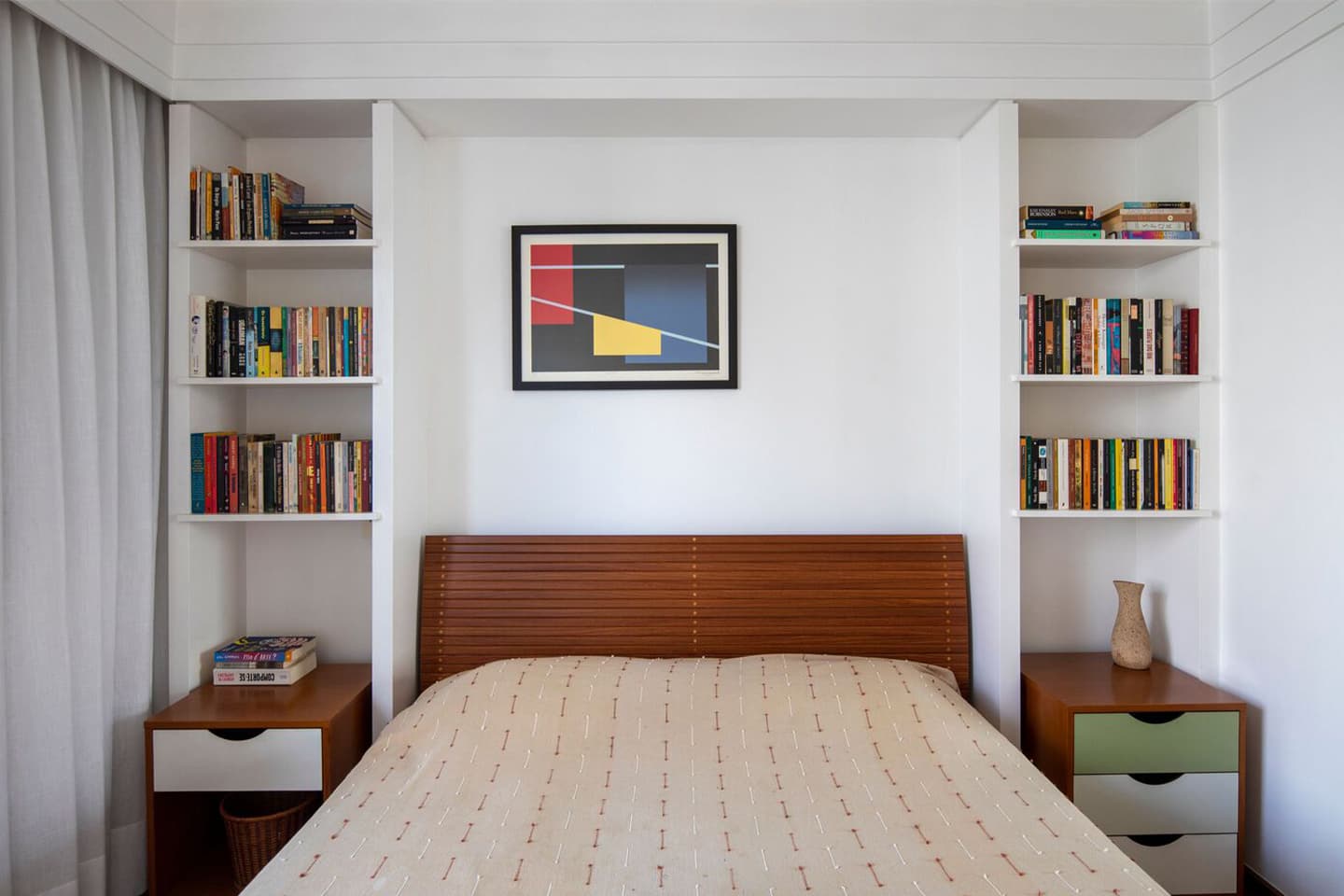 Умиротворяющий интерьер бразильской квартиры с акцентной радиусной перегородкой — проект Андре Беккера