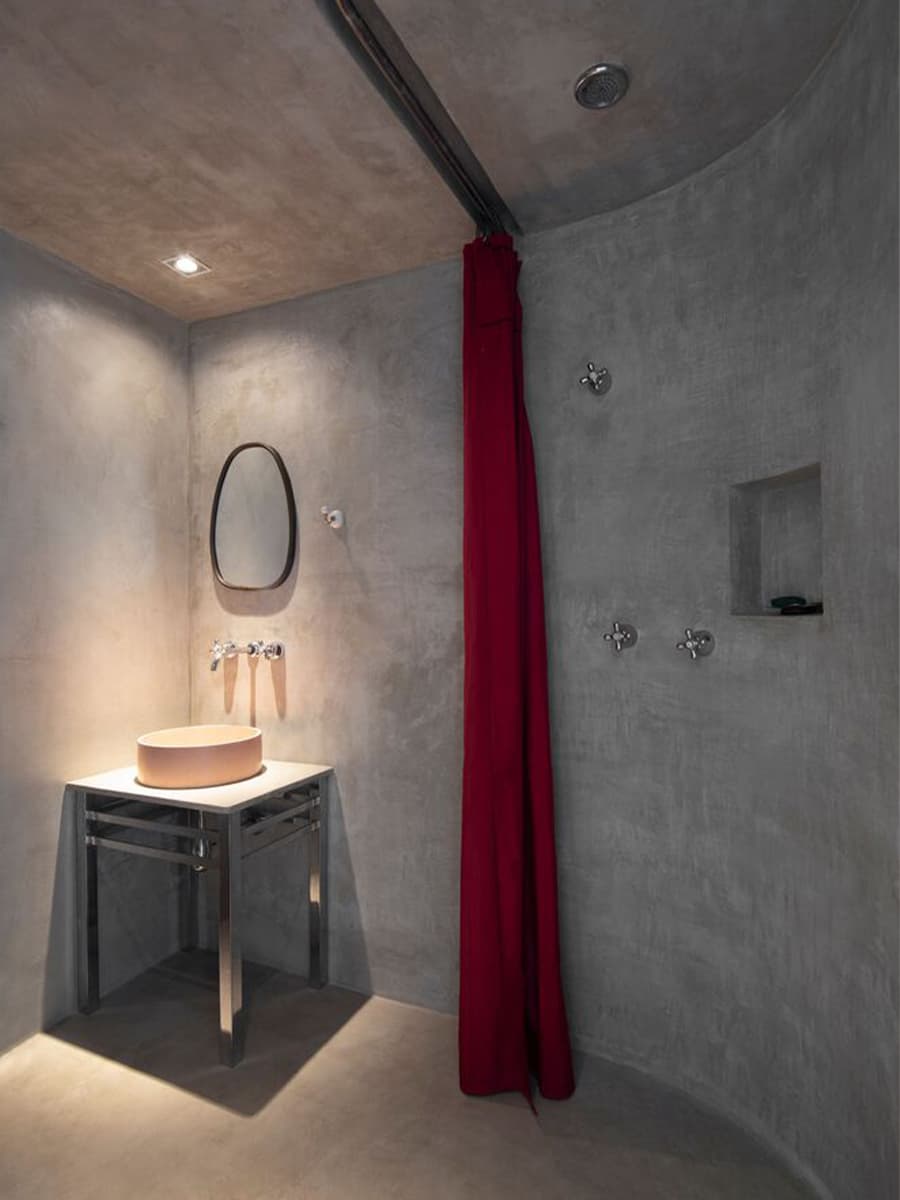 Умиротворяющий интерьер бразильской квартиры с акцентной радиусной перегородкой — проект Андре Беккера