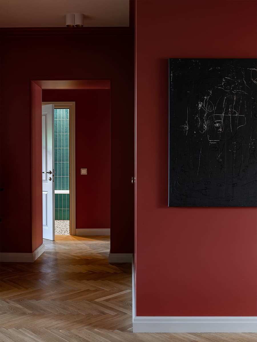 Буйство красок: малахитовые, бордовые и розовые тона в свежем интерьере квартиры — проект Алеси Вусевич