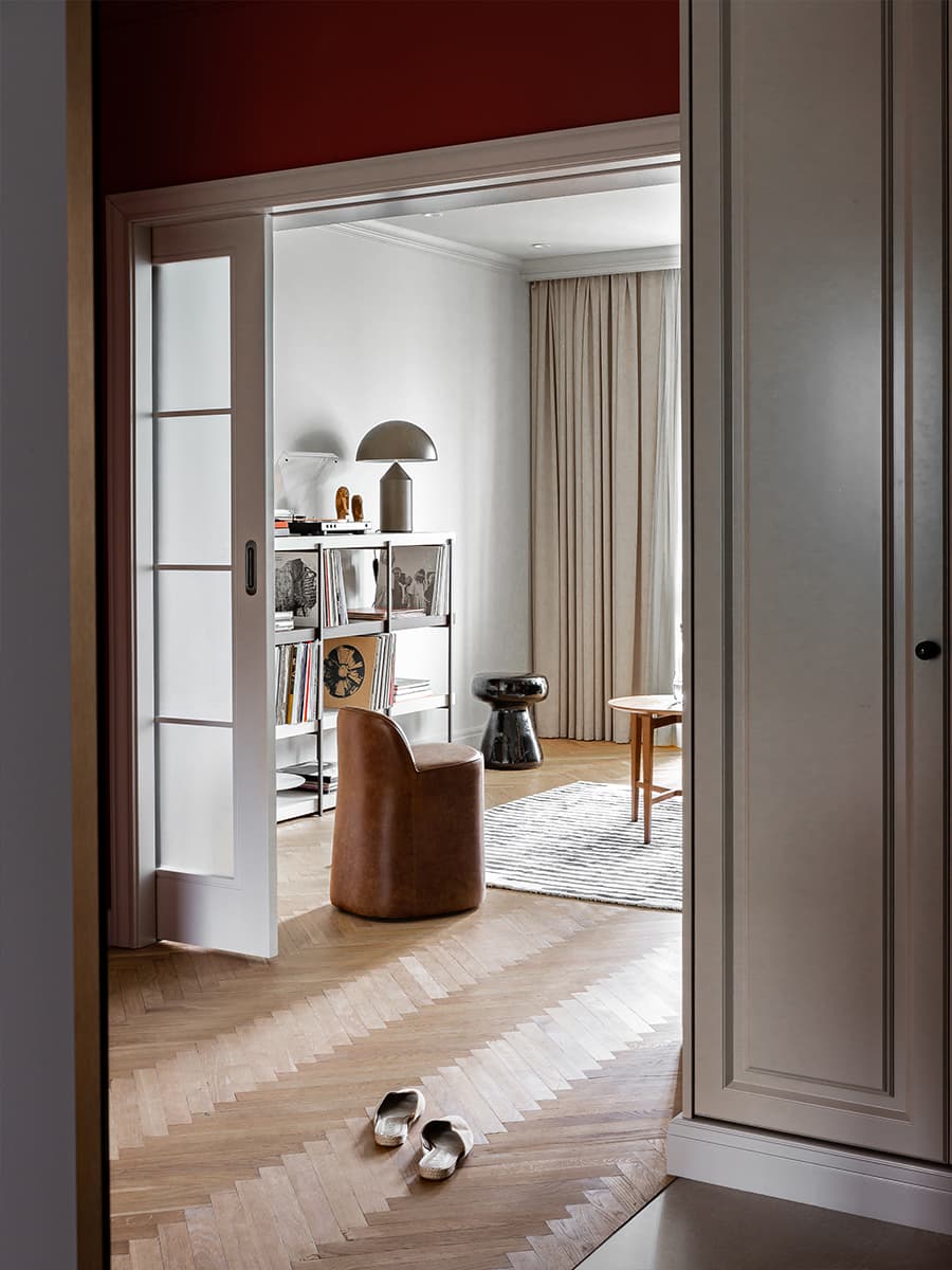 Буйство красок: малахитовые, бордовые и розовые тона в свежем интерьере квартиры — проект Алеси Вусевич