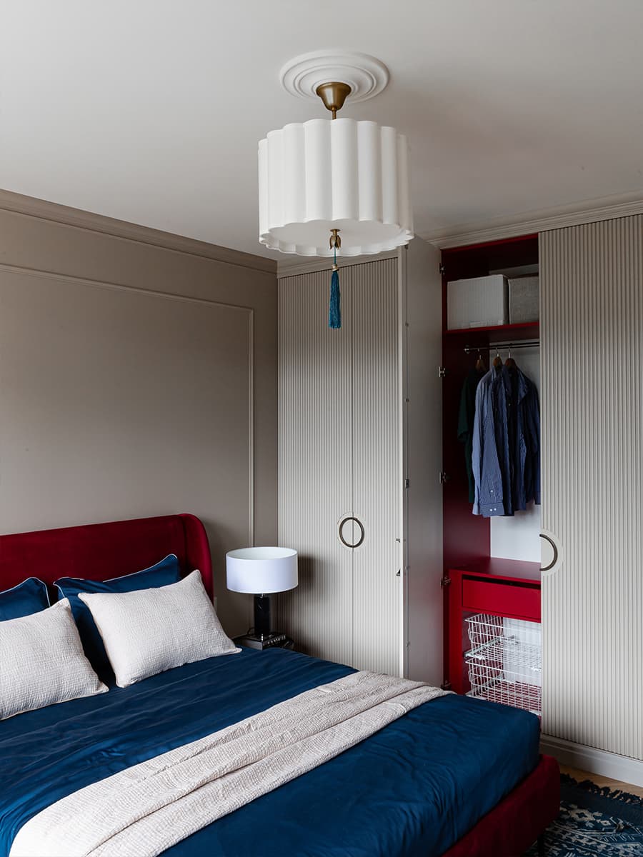 Буйство красок: малахитовые, бордовые и розовые тона в свежем интерьере квартиры — проект Алеси Вусевич