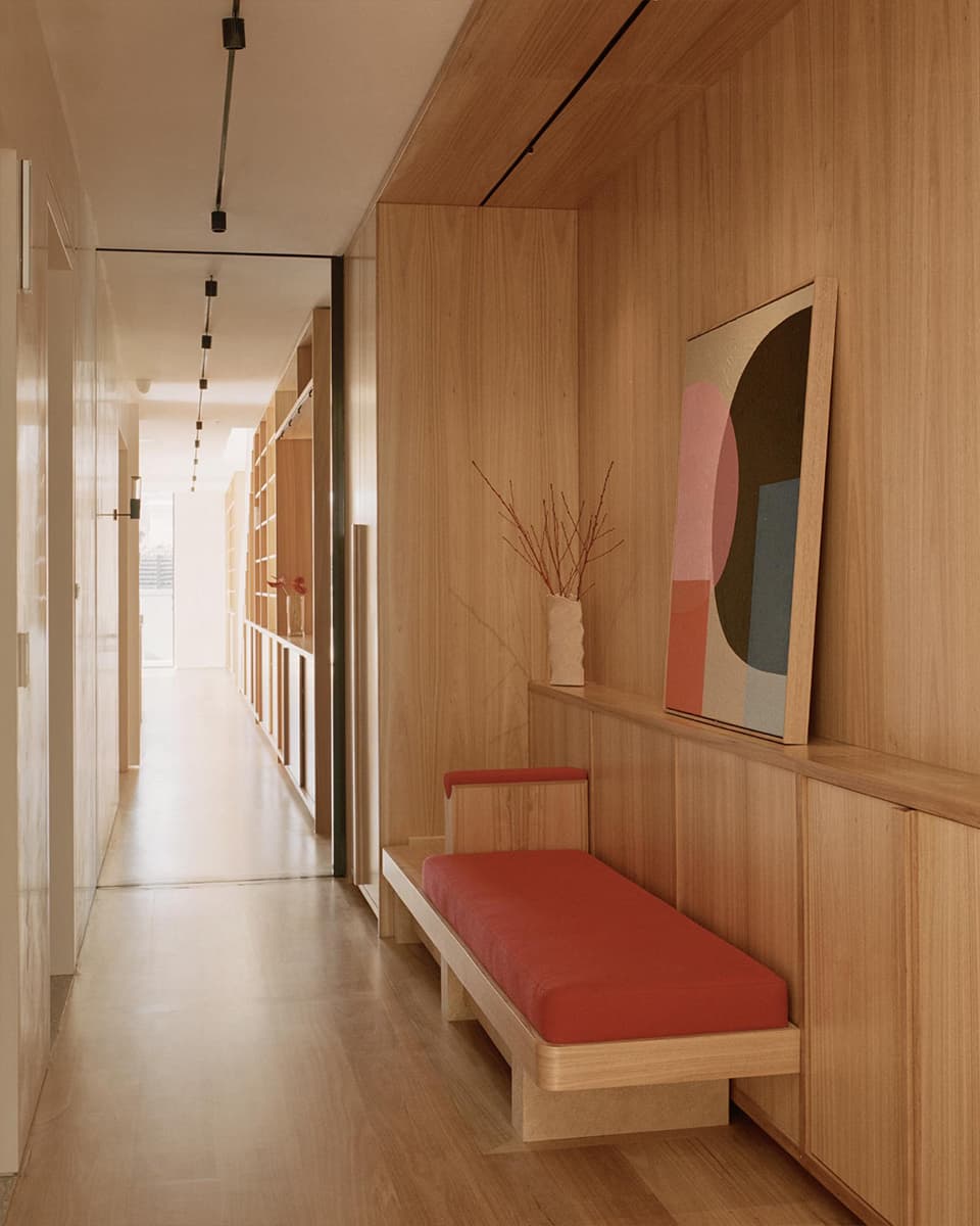 Воздушный интерьер пентхауса для нескольких поколений большой семьи — проект Office Alex Nicholls