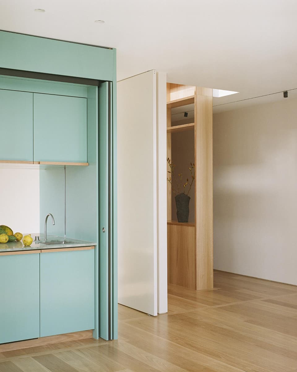 Воздушный интерьер пентхауса для нескольких поколений большой семьи — проект Office Alex Nicholls