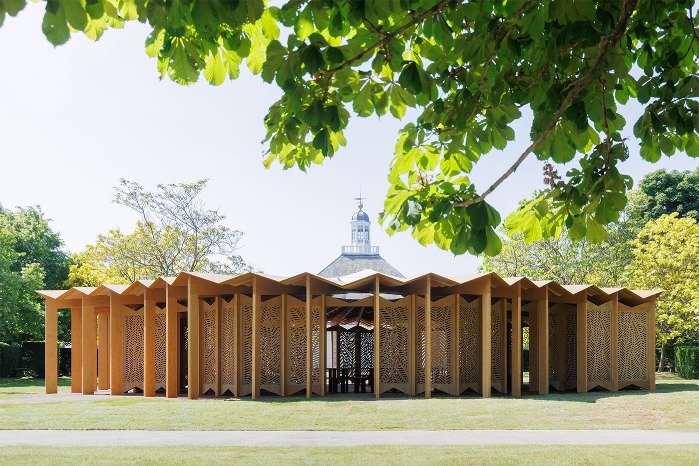 В Кенсингтонских садах установили летний павильон Serpentine Gallery