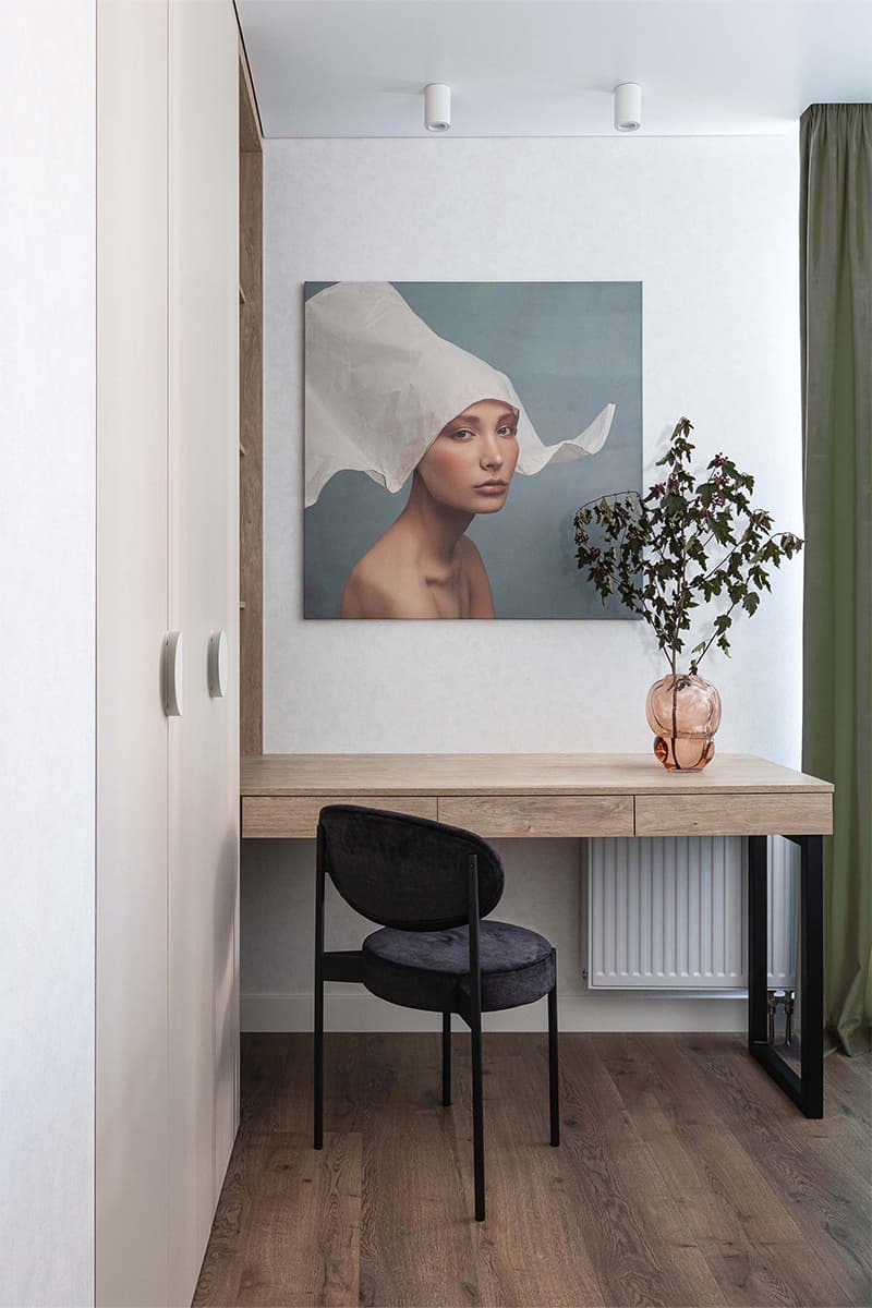 Практичный интерьер квартиры с зелеными акцентами — проект Bezformi studio