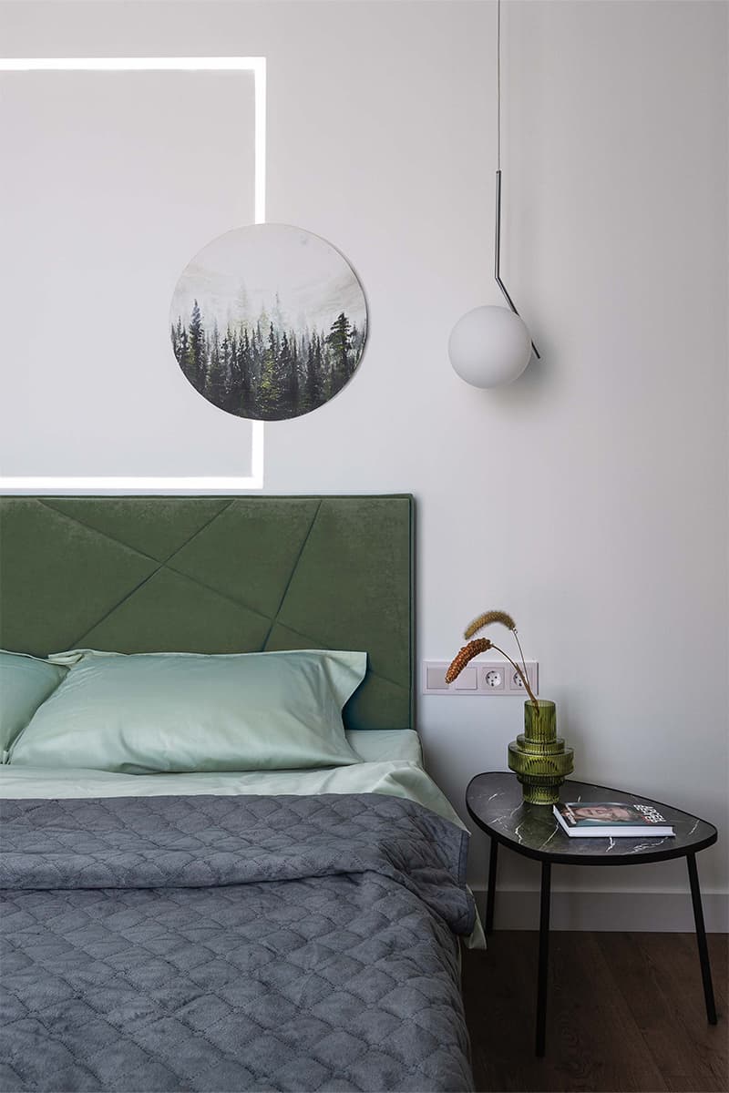 Практичный интерьер квартиры с зелеными акцентами — проект Bezformi studio