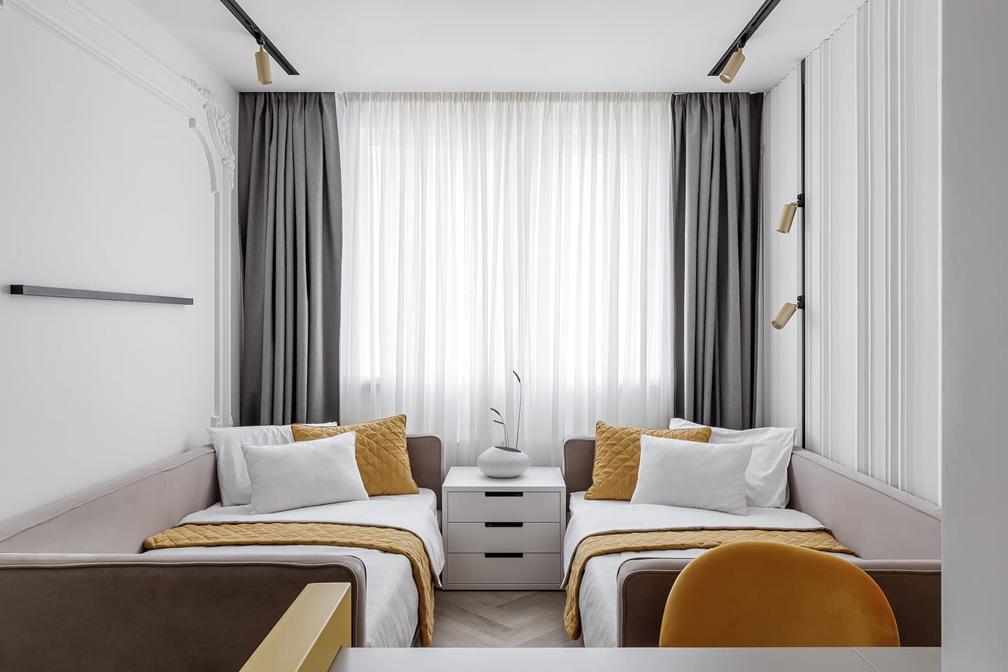 Классические элементы в интерьере элегантной квартиры для семьи с двумя сыновьями — проект Оксаны Пирко и Дарьи Гончаровой