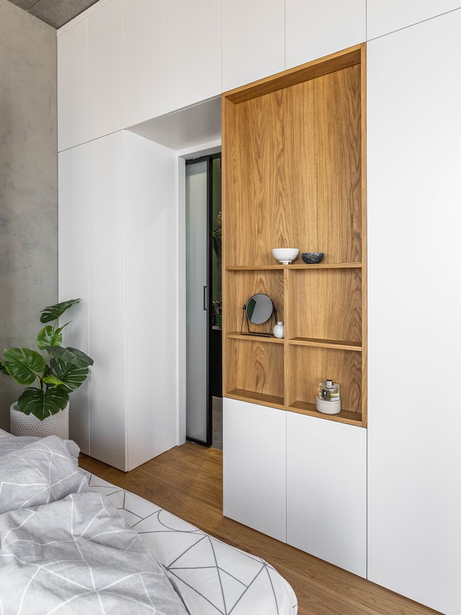 Продуманный интерьер небольшой квартиры с кроватью-трансформером — проект дизайн-бюро Dash Design