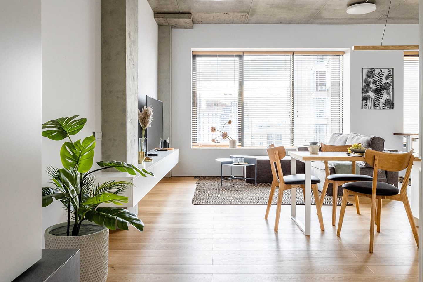 Продуманный интерьер небольшой квартиры с кроватью-трансформером — проект дизайн-бюро Dash Design