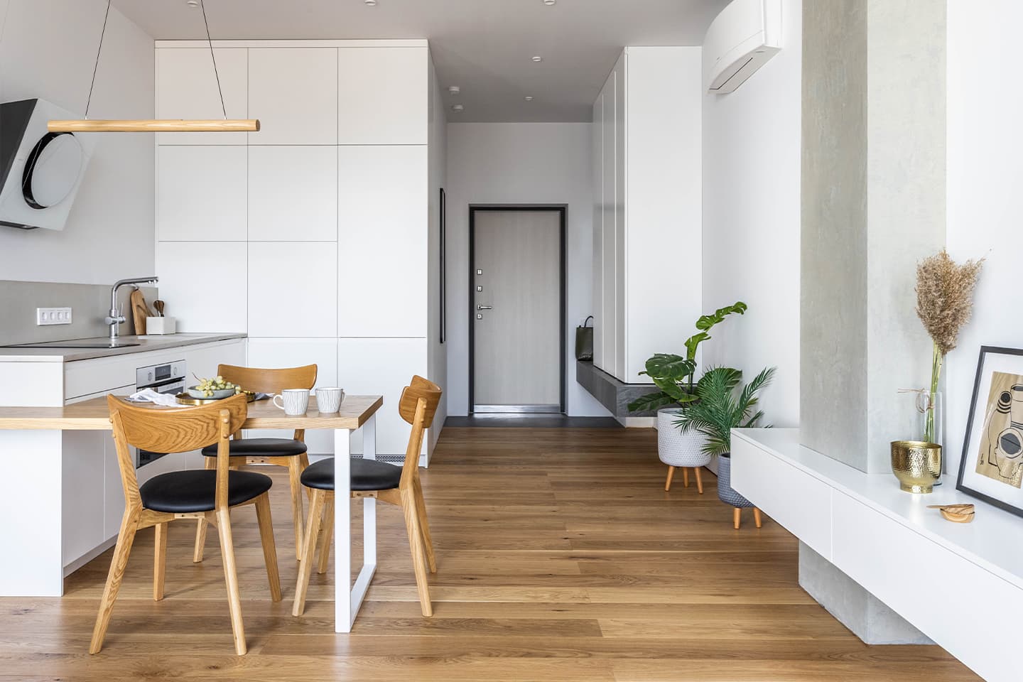 Продуманный интерьер небольшой квартиры с кроватью-трансформером — проект дизайн-бюро Dash Design