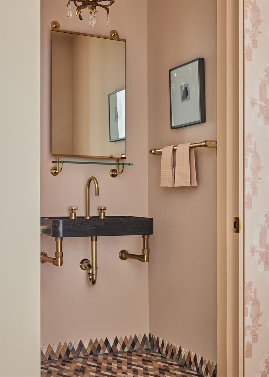 Вдохновляющий интерьер нью-йоркской квартиры с яркими обоями и розовыми акцентами — проект студии Le Whit