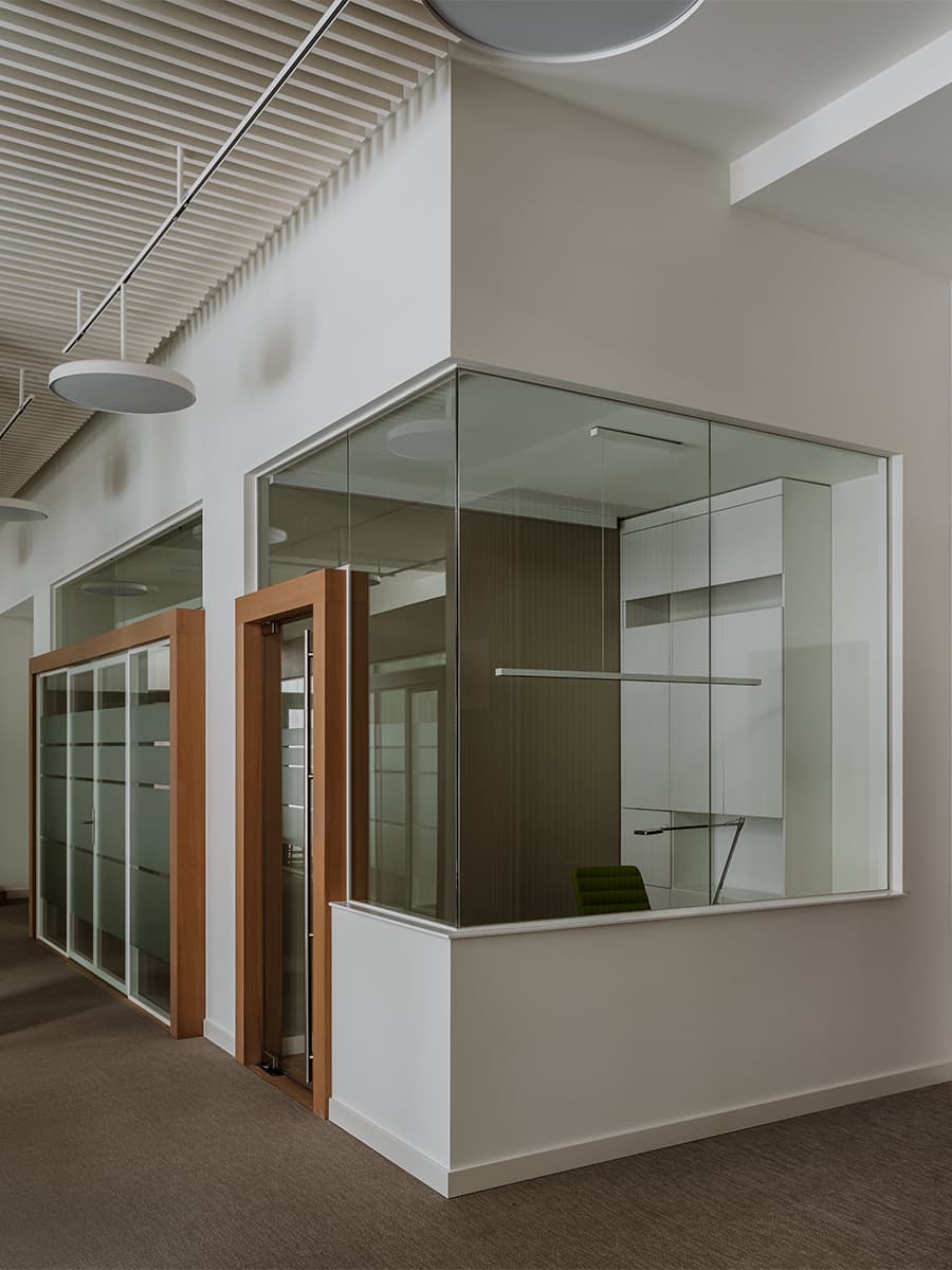 «Тихая роскошь» в интерьере офиса с акцентной мебелью и культовыми светильниками — проект архитектурного бюро IAW RUS