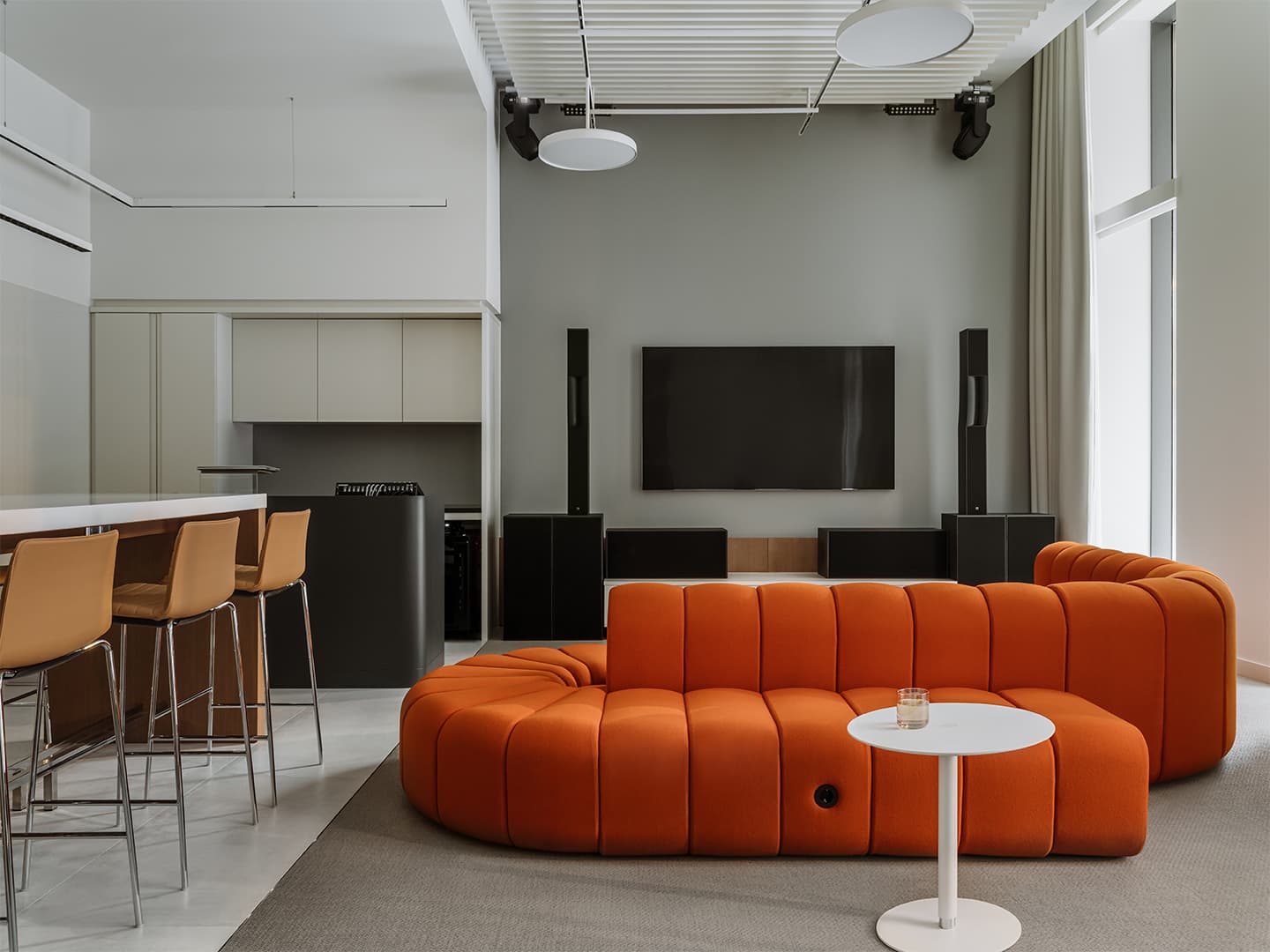 «Тихая роскошь» в интерьере офиса с акцентной мебелью и культовыми светильниками — проект архитектурного бюро IAW RUS