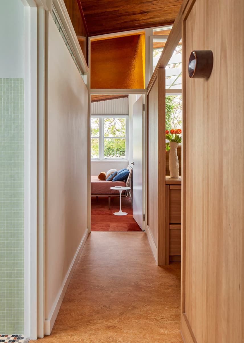 До самого фундамента: преображение австралийского коттеджа с винтажной мебелью и элементами стиля mid-century modern — проект студии Design Theory