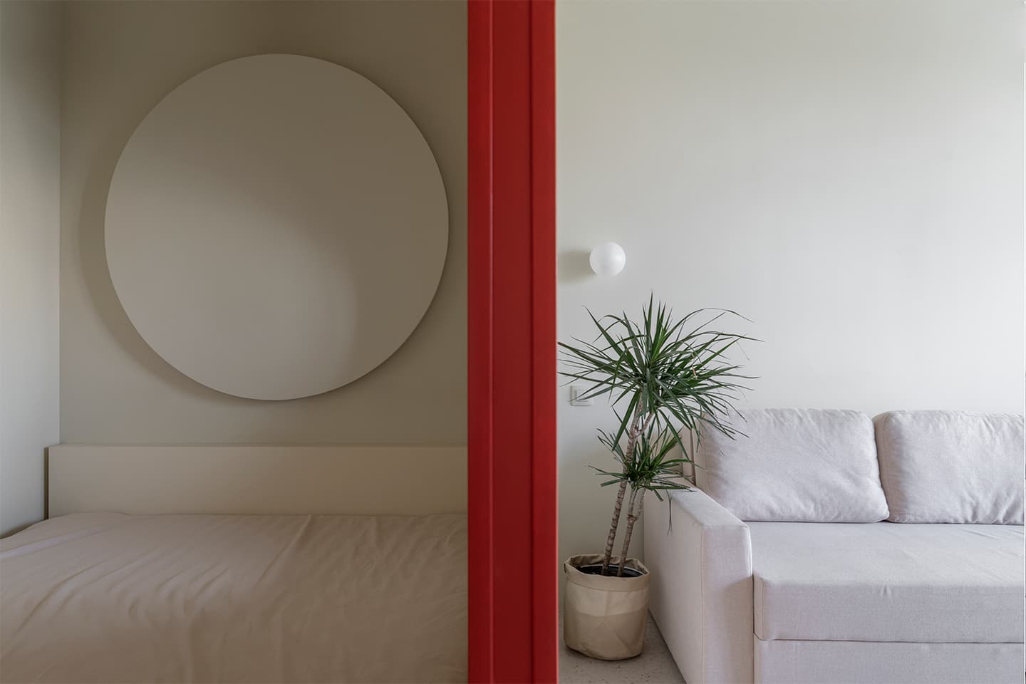 Динамичный интерьер маленькой квартиры, вдохновленный русским конструктивизмом — проект бюро SHKAF interior architects