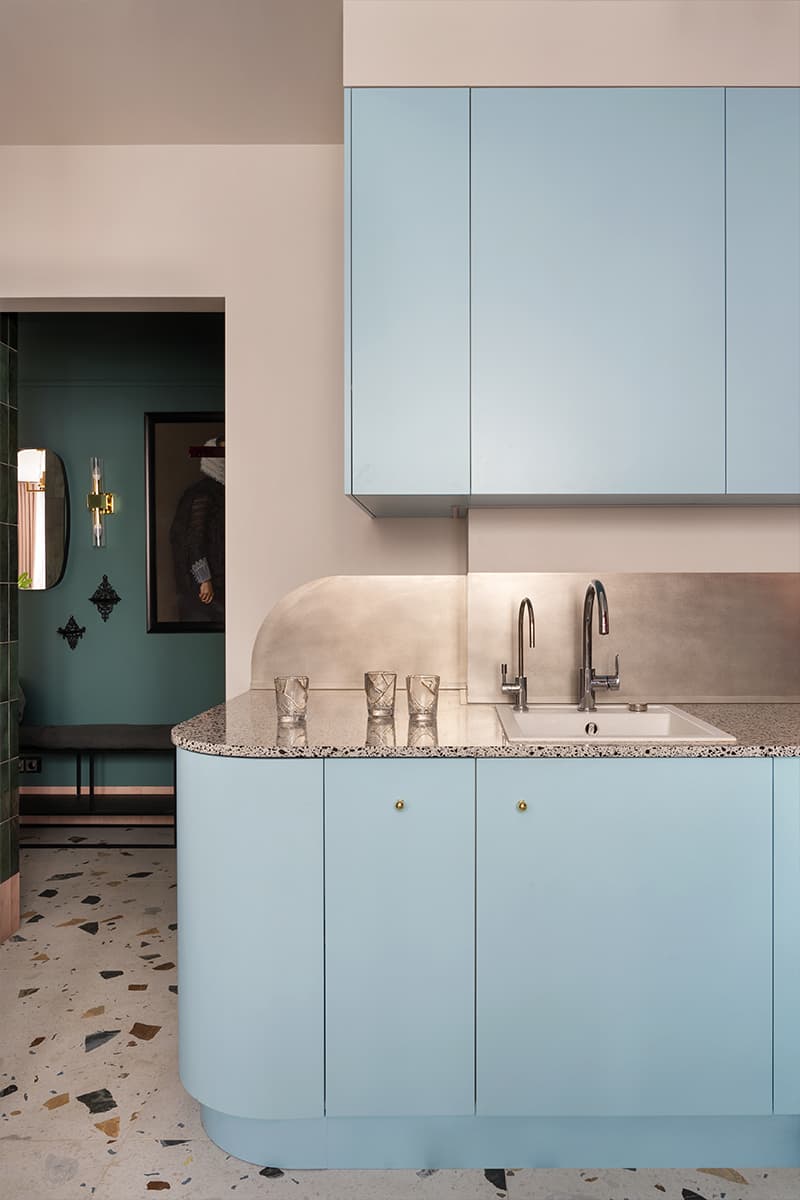 Эклектичный интерьер квартиры с творческой атмосферой для семьи киносценаристов — проект Lake and Walls