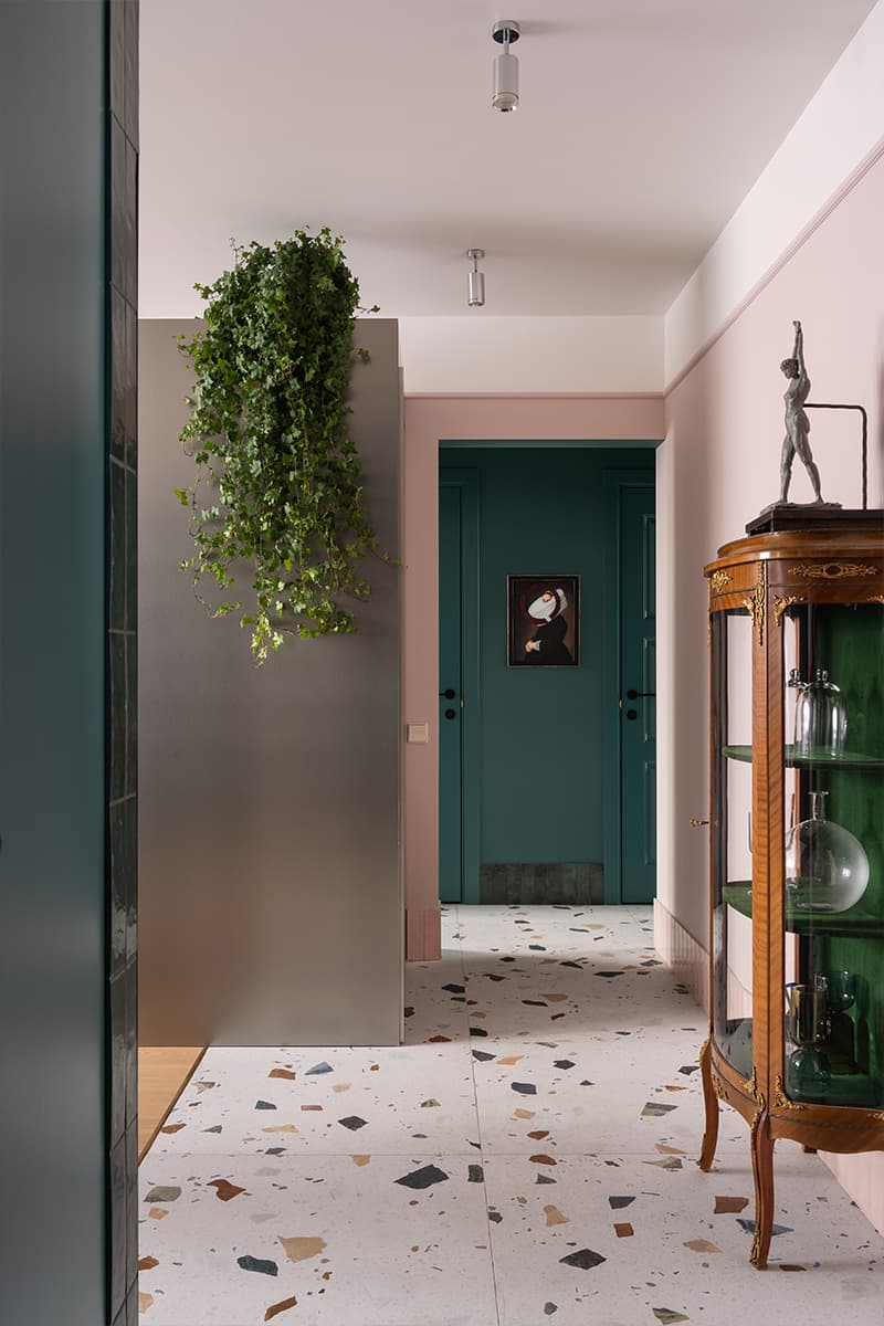 Эклектичный интерьер квартиры с творческой атмосферой для семьи киносценаристов — проект Lake and Walls