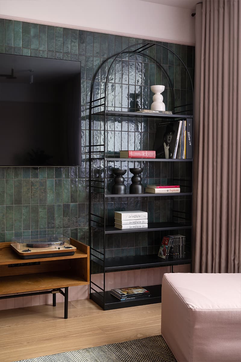 Эклектичный интерьер квартиры с творческой атмосферой для семьи киносценаристов — проект Lake and Walls