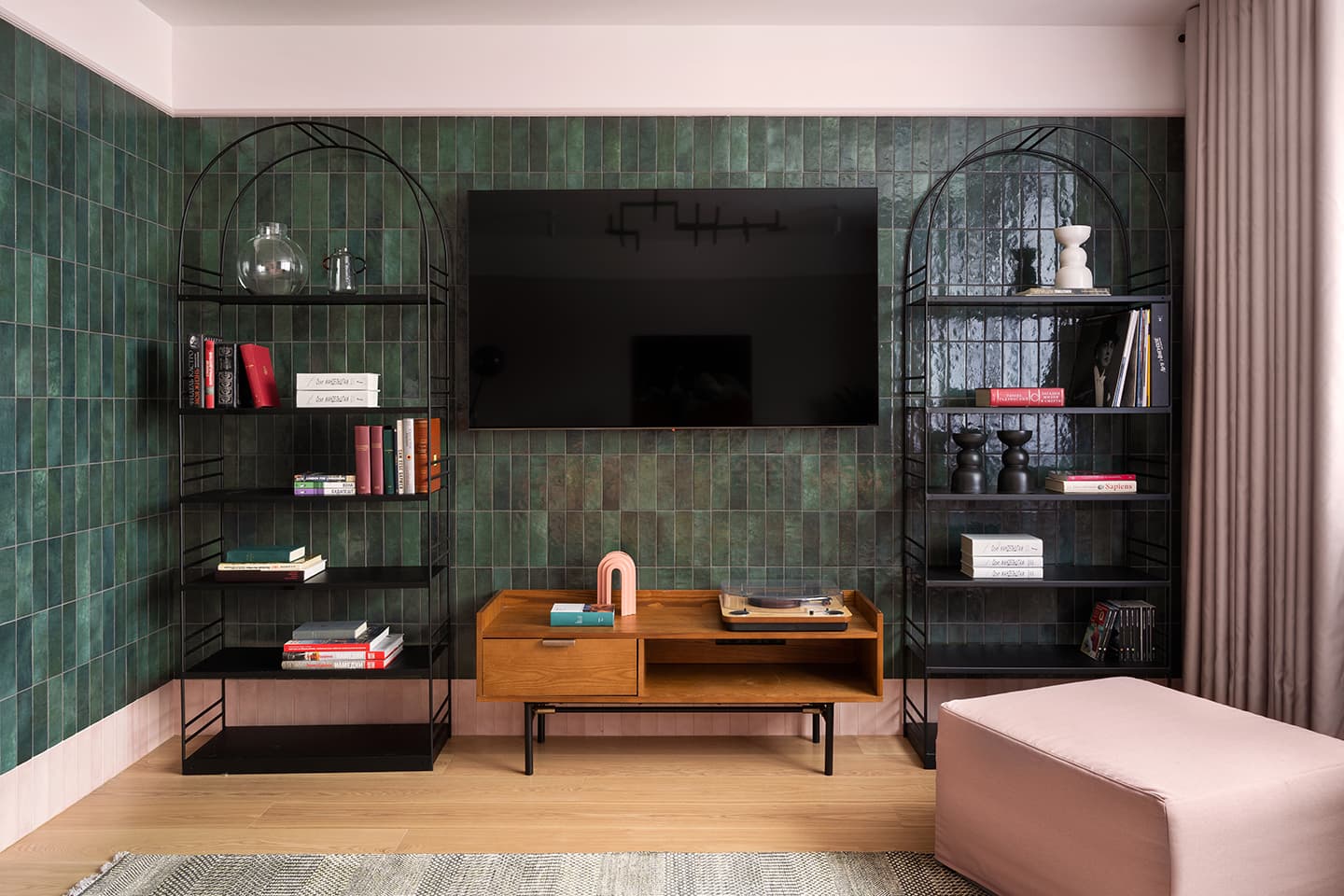 Эклектичный интерьер квартиры с творческой атмосферой для семьи киносценаристов — проект Lake and Walls