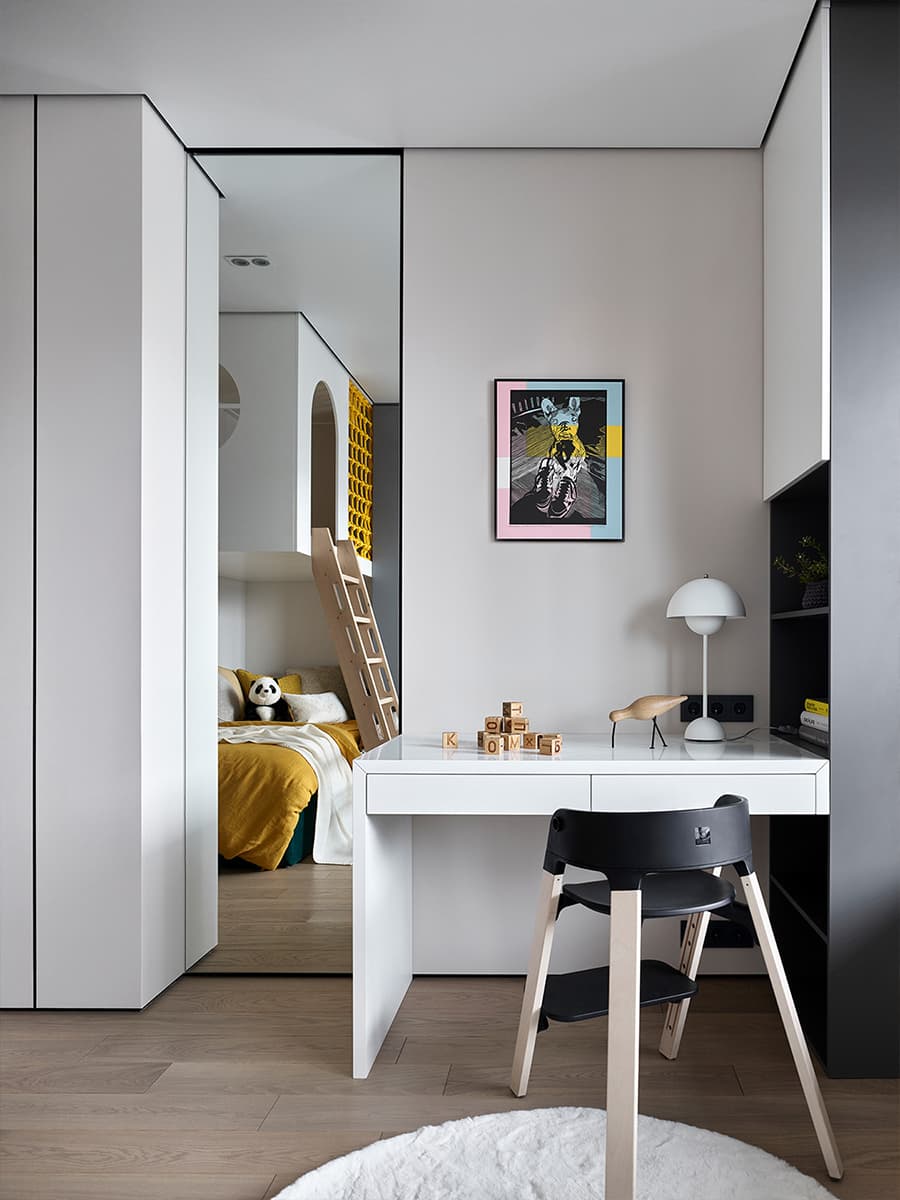 Контрастный интерьер квартиры с искусством и графичными деталями — проект Яны Лысенко