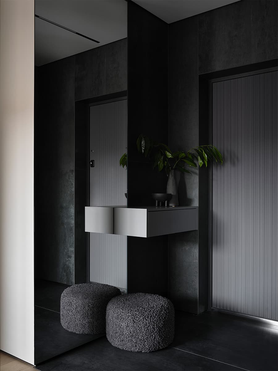 Контрастный интерьер квартиры с искусством и графичными деталями — проект Яны Лысенко