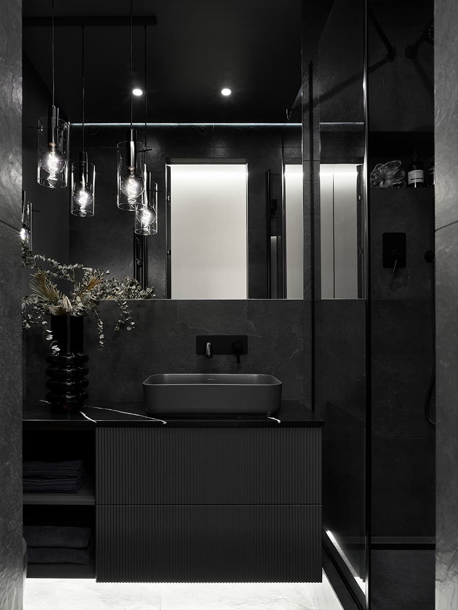 Контрастный интерьер квартиры с искусством и графичными деталями — проект Яны Лысенко