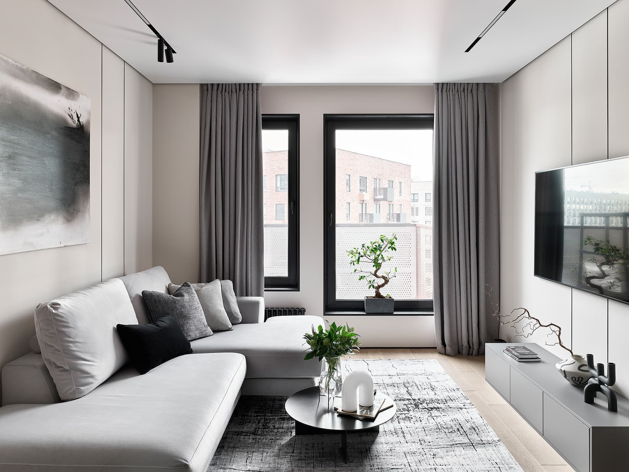 Контрастный интерьер квартиры с искусством и графичными деталями — проект Яны Лысенко